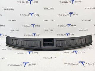 Отделка багажника (пластик) под замок, ориг. номер 1010824-01, Tesla Model S 1 поколение [рестайлинг] 2016-2021