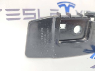 Кронштейн крепления фонаря левый, ориг. номер 1083992-00, Tesla Model 3 1 поколение 2021-2024