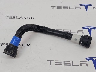 Патрубок системы охлаждения пластиковый, ориг. номер 1585723-00, Tesla Model S 1 поколение [2-й рестайлинг] 2021-2026