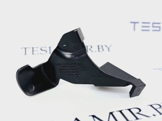 Накладка декоративная петли капота левая, ориг. номер 1112071-00, Tesla Model 3 1 поколение 2021-2024