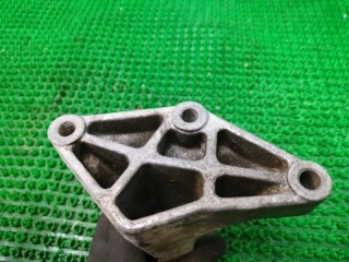 Кронштейн опоры МКПП, ориг. номер 357199353A, Volkswagen Passat 1988-1997