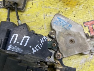 Замок двери передний правый, ориг. номер 80552AA200, Nissan Altima L31 2001-2004