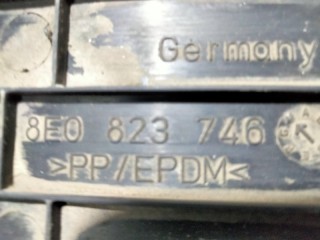 Накладка капота правая, ориг. номер 8E0823746, Audi A4 B7 2004-2009
