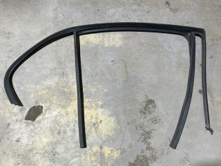 Уплотнитель стекла двери задний правый, ориг. номер 51357258328, BMW 3 F30 2011-2016