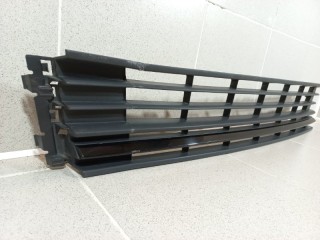 Решетка в бампер центральная, ориг. номер 6RU853677C9B9, Volkswagen Polo SED