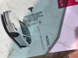 стекло двери передней левой, Tesla Model 3 2017-2021