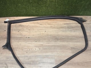 Уплотнитель двери передней правой Tesla Model 3 2017-2021