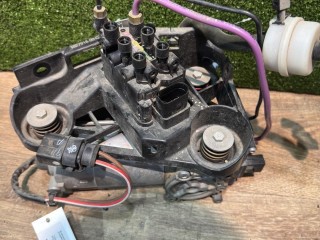 кронштейн насоса пневмоподвески, ориг. номер 102791800, Tesla Model X 1 поколение 2015-2021