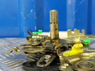 Замок задний правый, ориг. номер L08172380G, Mazda MPV 2 1999-2003