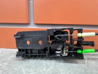 Замок передний левый, ориг. номер 6904002151, Toyota Avensis T250 2003-2006