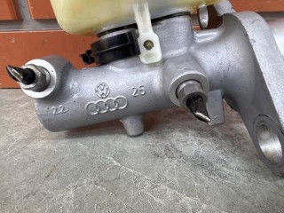 Главный тормозной цилиндр, ориг. номер 7L8611019F, Audi Q7 1 2005-2009