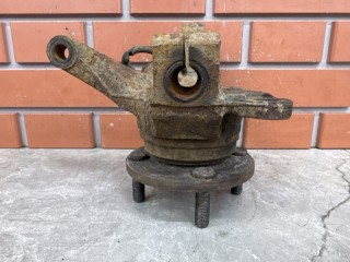 Кулак передний левый, ориг. номер MR403405, Mitsubishi Lancer Cedia 2000-2003