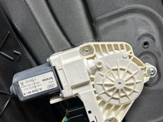 моторчик стеклоподъемника задний левый, ориг. номер 4L0959801B, Audi Q7 4L 2005-2009