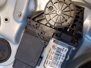 Моторчик стеклоподъемника передний правый Volkswagen Passat B5 2000-2005