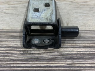 Петля двери передней правой Renault Clio 3 поколение 2005-2009