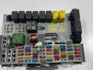 блок предохранителей передний Opel Astra G 1998-2009, 24431677