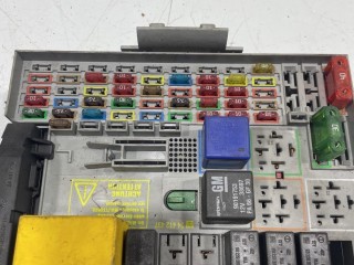 блок предохранителей передний Opel Astra G 1998-2009, 24431677