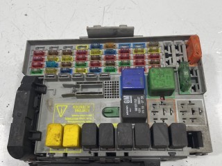блок предохранителей передний Opel Astra G 1998-2009, 24431677