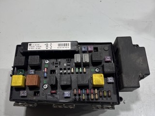 блок предохранителей Opel Astra H 2004-2007, 13145039