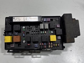 блок предохранителей Opel Astra H 2004-2007, 13206745