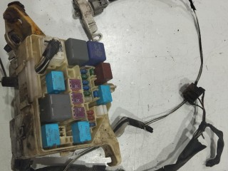 блок реле и предохранителей Toyota Yaris, 8272052030