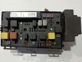 блок предохранителей Opel Astra H 2004-2007, 13205783