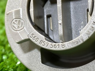 крепление (крючок) солнцезащитного козырька, ориг. номер 560857561B, Volkswagen Tiguan 2 поколение [рестайлинг] 2020-2024
