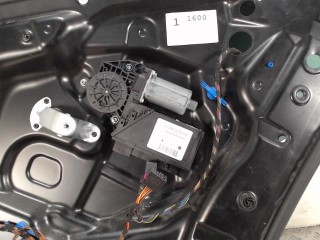 Стеклоподъемник задний правый Volkswagen Touareg 1 2002-2007