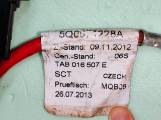 плюсовой провод аккумулятора, ориг. номер 5Q0971228A, Volkswagen Golf GTi 7 поколение 2013-2017