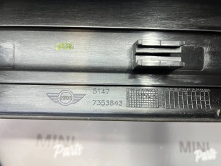 накладка внутренняя на порог передняя левая, ориг. номер 7353843, 51477391491, 7391491, 51477353843, Mini Clubman 2 поколение 2015-2019