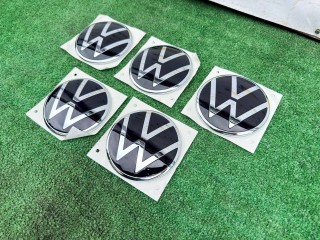 значок (эмблема) крышки багажника, ориг. номер 2K7853630, 2K7853630DPJ, Volkswagen Caddy 3 поколение 2004-2010