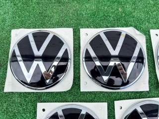 значок (эмблема) крышки багажника, ориг. номер 2K7853630, 2K7853630DPJ, Volkswagen Caddy 3 поколение 2004-2010