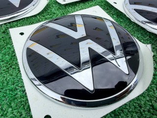 значок (эмблема) крышки багажника, ориг. номер 2K7853630, 2K7853630DPJ, Volkswagen Caddy 3 поколение 2004-2010