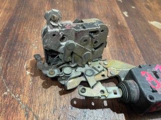 замок двери задней левой, Mitsubishi Carisma 1995-1999