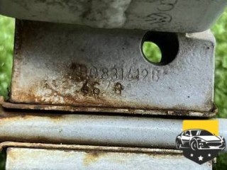 петля двери передней правой, ориг. номер 4B0831412B, Volkswagen Golf 5 поколение 2003-2009