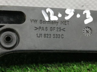 крюк капота, ориг. номер 1J1823533C, Volkswagen Caddy 3 поколение 2004-2010