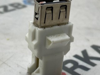 разъем AUX / USB, ориг. номер 9390501, BMW 5 G30/G31 2016-2020