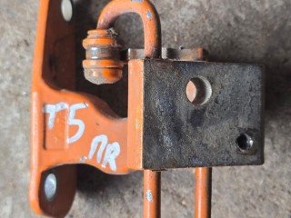 петля двери передней правой Volkswagen Transporter T5 2002-2009