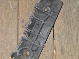 крепление переднего бампера правое Audi A4 B6 2000-2006, 8E0807284
