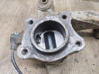 кулак задний правый, Toyota Avensis 1 поколение T220 1997-2000