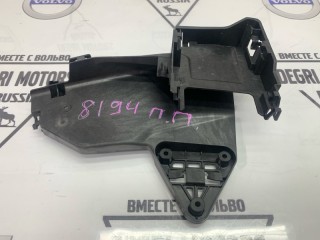 Кронштейн замка двери передний правый, ориг. номер 30784315, Volvo S60 2010-2013
