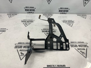 Кронштейн передний левый, ориг. номер 51647163483, BMW 525i E61 2007-2010