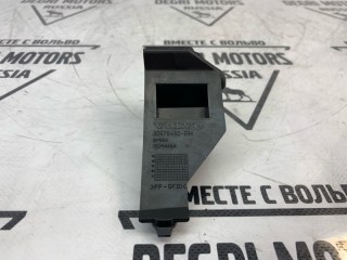 Кронштейн бампера передний правый, ориг. номер 30678482, Volvo V50 2007-2012