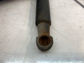 Амортизатор багажника правый, ориг. номер 90450JG00A, Nissan X-Trail DNT31 2007-2011