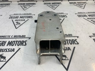 Кронштейн передний правый, ориг. номер 51117253877, BMW 530i F10 2009-2013