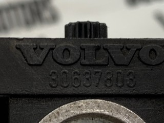 Кронштейн датчика коленвала, ориг. номер 30637803, Volvo V70 2007-2013