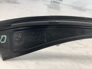 Молдинг лобового стекла передний левый, ориг. номер 31335864, Volvo S60 2013-2018