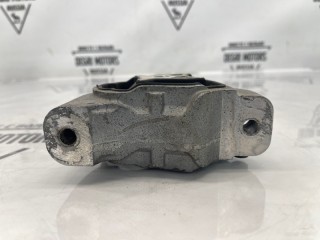 Кронштейн правый, ориг. номер 31330138, Volvo V60 2013-2019