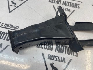 Кронштейн радиатора передний правый, ориг. номер 31261932, Volvo XC60 2008-2013