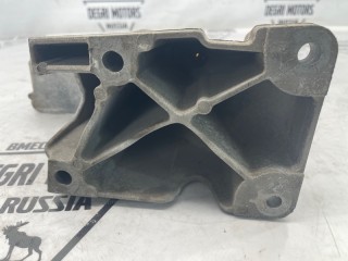 Кронштейн передний правый, ориг. номер LR011727, Land Rover Range Rover 2009-2012